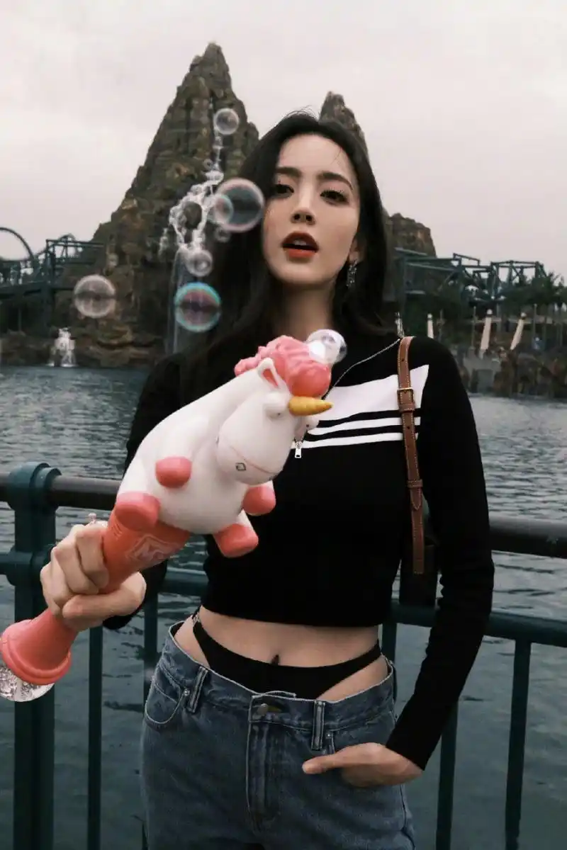 古力娜扎的比基尼夹层牛仔裤