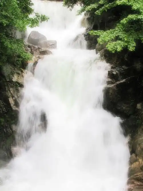 黄山人字瀑百丈泉雨后气势恢弘