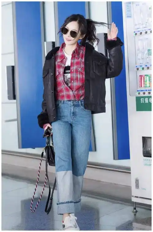 原创32岁何泓姗真会穿校园风外套搭条纹衬衫牛仔裤走机场真减龄