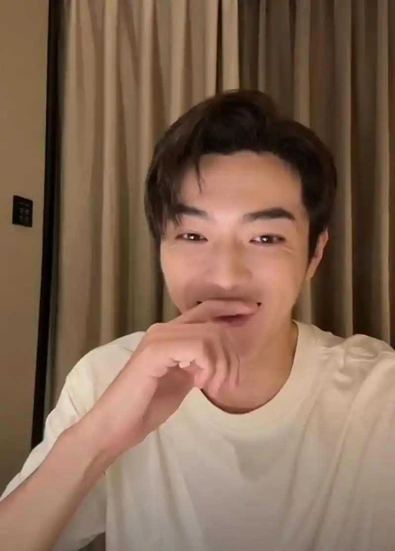 许凯关了美颜直播,笑起来眼尾也有褶子,还挺真实的.