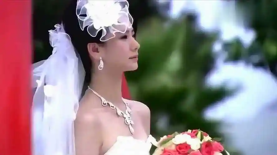 夏家三千金友善怀了皓天的孩子跟他举行婚礼真真崩溃了