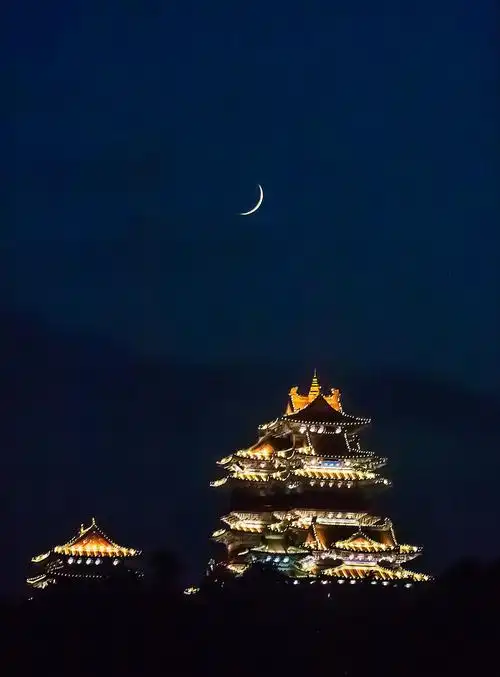 月牙弯弯映楼台灯光照射阅江楼
