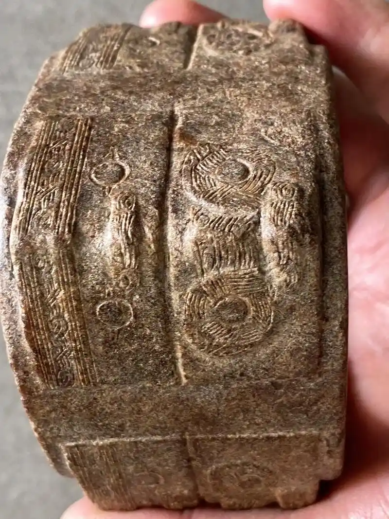 良渚文化神人兽面纹玉琮,红沁打灯透红光!皮壳包浆厚重!品相完