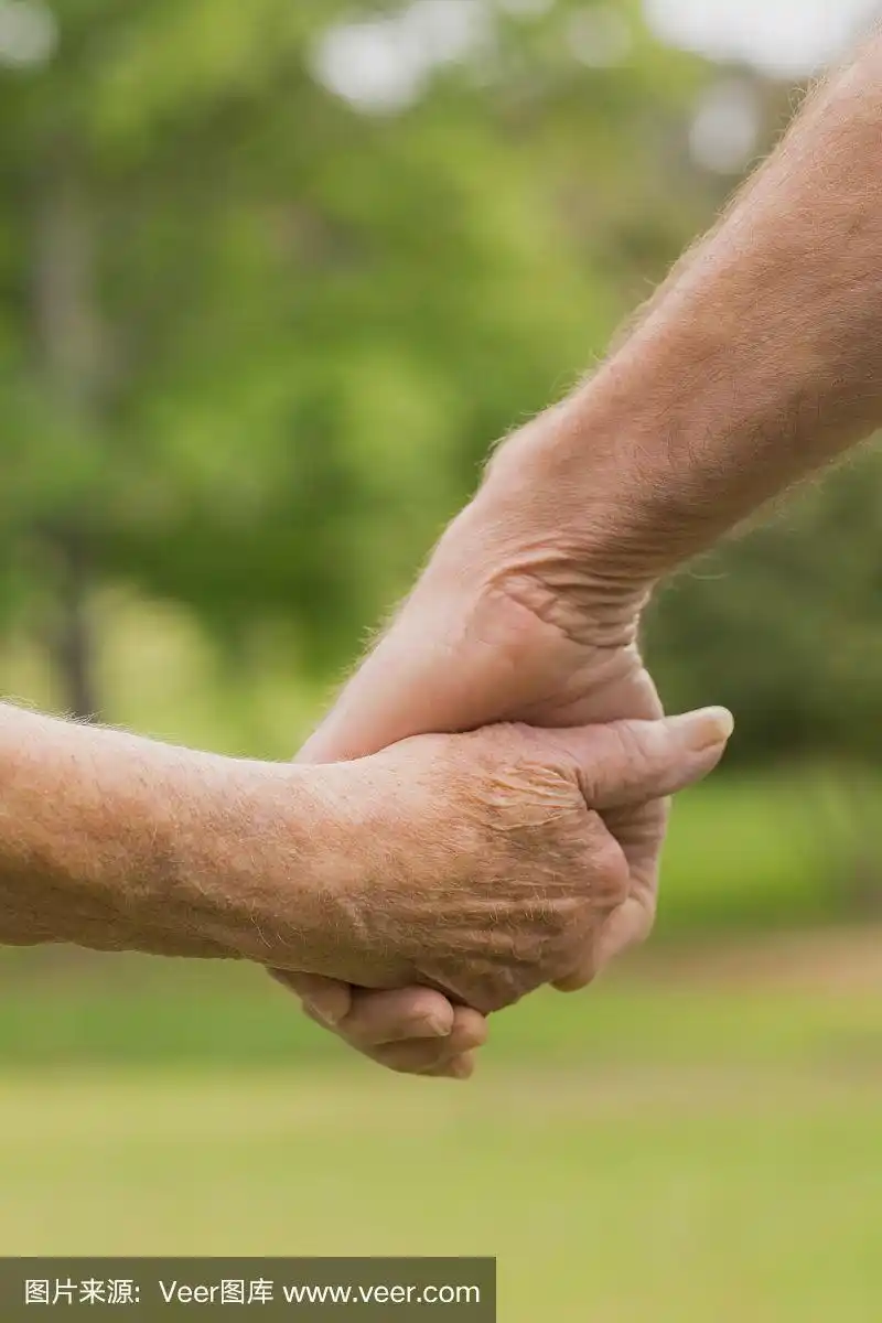 老夫妇手牵着手