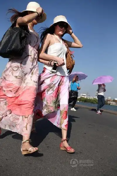 多地气温高达30℃ 街头美女换夏装