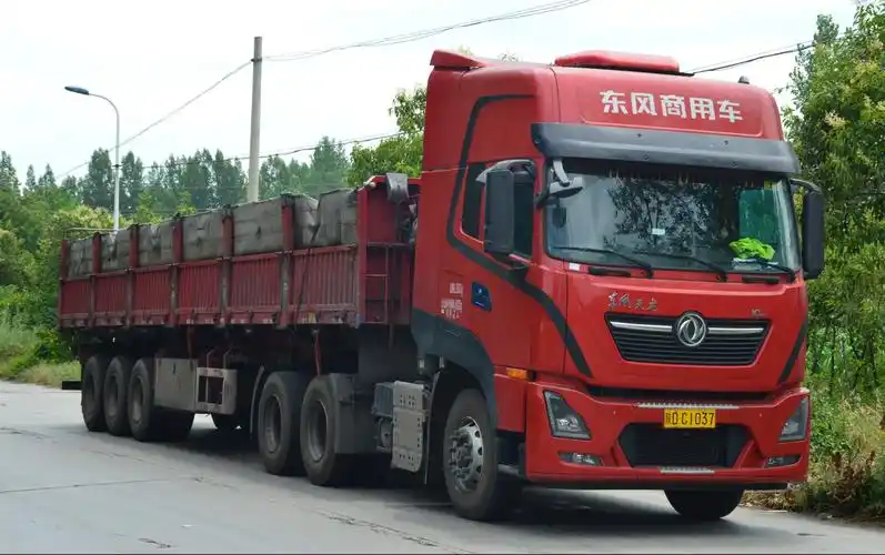 东风天龙kl465马力半挂车卸货完毕后倒车驶离
