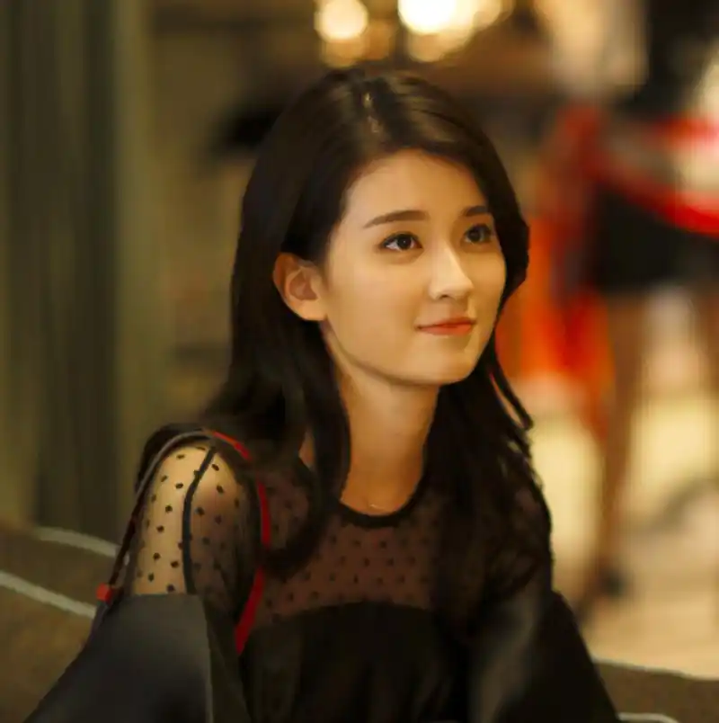 由于欢乐颂火起来的乔欣,撇去其关关的角色光环不说,其实仔细一看原来