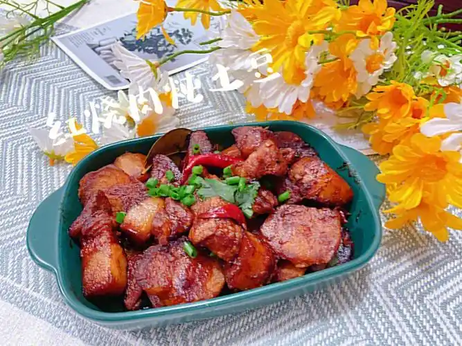 红烧肉炖土豆超级下饭的家常菜