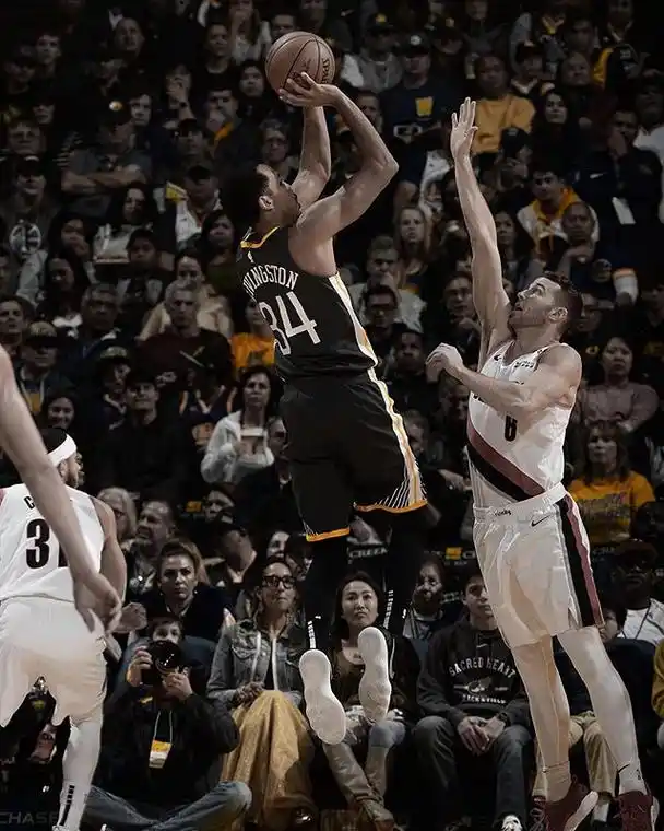 利文斯顿比赛中投篮,利文斯顿全场贡献利文斯顿11分2板3助2断.