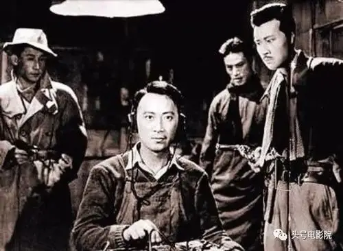 影片中,孙道临老师帅气演绎了一身正气的地下党工