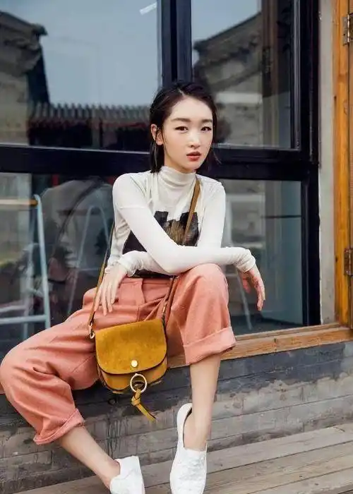 小个子女神的逆袭,周冬雨窦靖童泰国同游归来,潮装现身机场_外套_元素