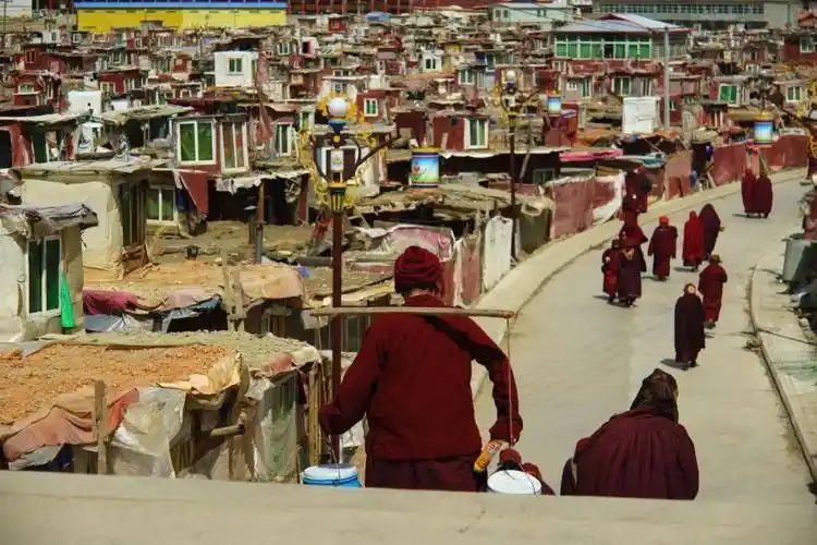国内唯一的"女儿国",禁止成年男性进入,20000女性在此修行,比色达更