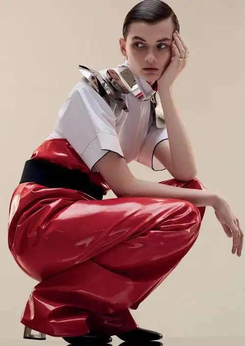 劳拉马伦-现代战壕的样子·图片编号为961536,dan belieiu是此图片的