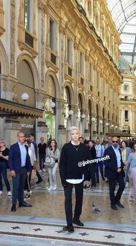 来品品朴灿烈生图,这腿真的绝了[ok] . 来自rabbit每日爆料 - 微博