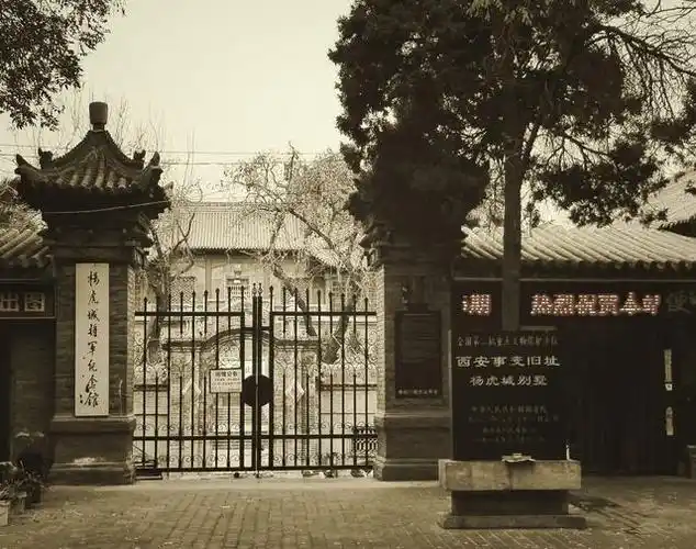 1990年张学良来到于凤至墓前看到墓碑上的4个字老泪纵横