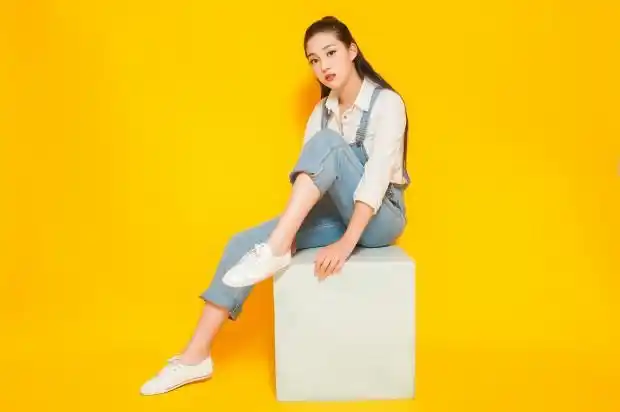 黄巾倚曝初秋活力写真 尽显甜美青春气息-搜狐