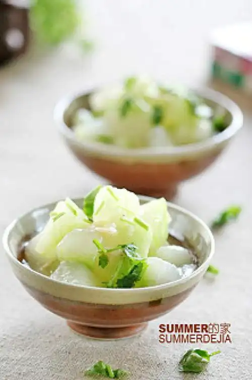 【虾米烧冬瓜】 用料 冬瓜 虾米 香菜 油 少许清水 做法 1.