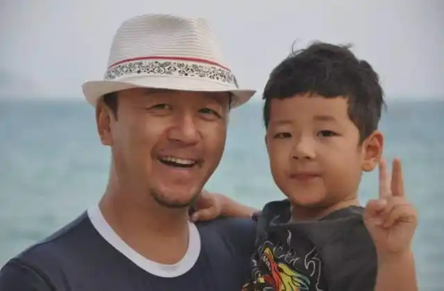 组图:郭涛晒儿子成长照片集 14岁郭子睿穿西装身材挺拔魁梧