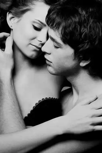 西方人,健壮,两个人,站,抱,竖图,黑白,室内,白天,正面,爱情,性感,欧洲