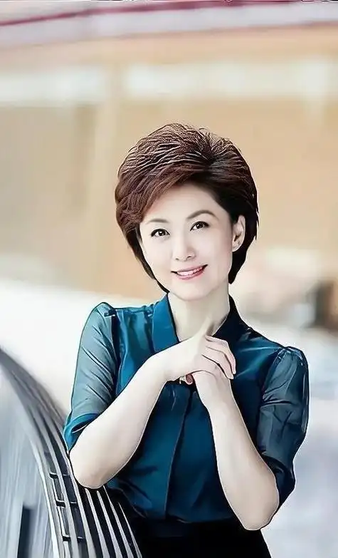 央视女主播海霞:与清华教授相恋23年,生活幸福不忘公益