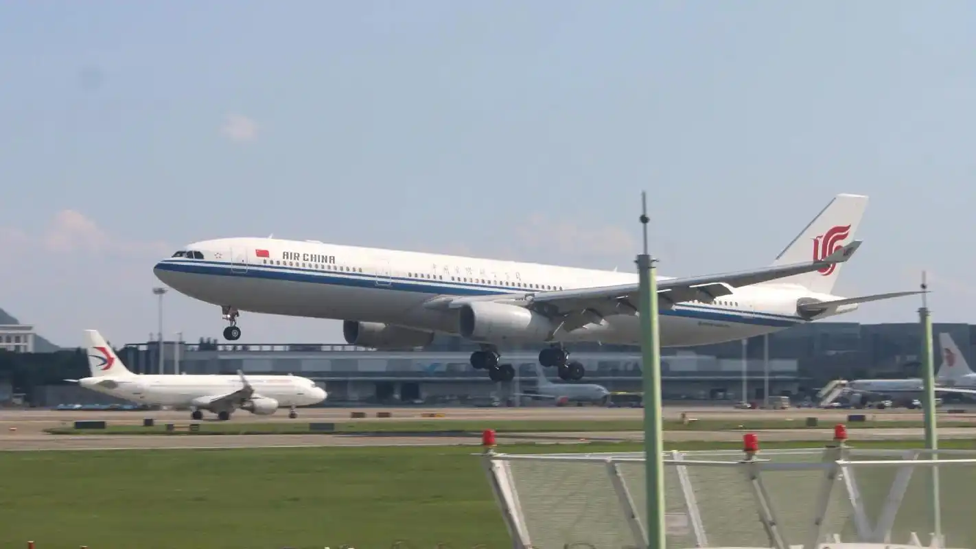 国航330这擦烟绝了#摄影 #追飞机的飞马 #萧山机场 #中 - 抖音