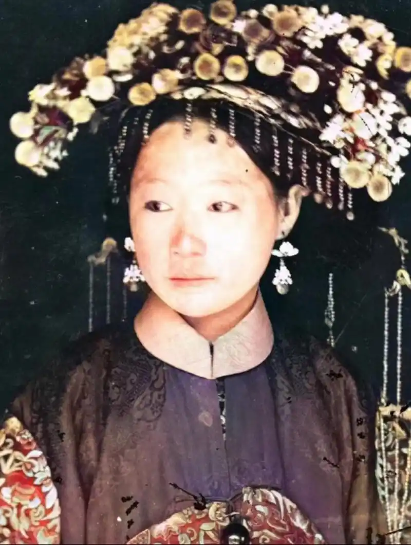 晚清老照片,戴着奢华头饰的满族新娘,这原本是一张苏格兰人拍摄的黑白