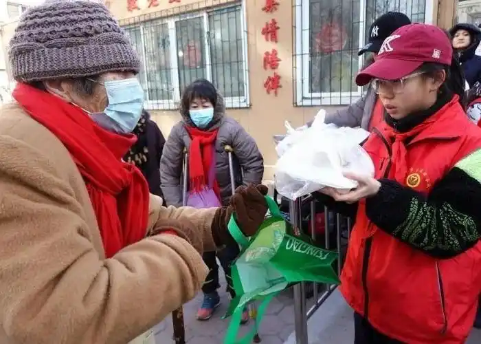 鞍山小学生志愿者走进公益餐厅献爱心