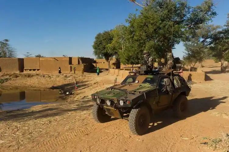 正在执行任务的潘哈德vbl装甲车