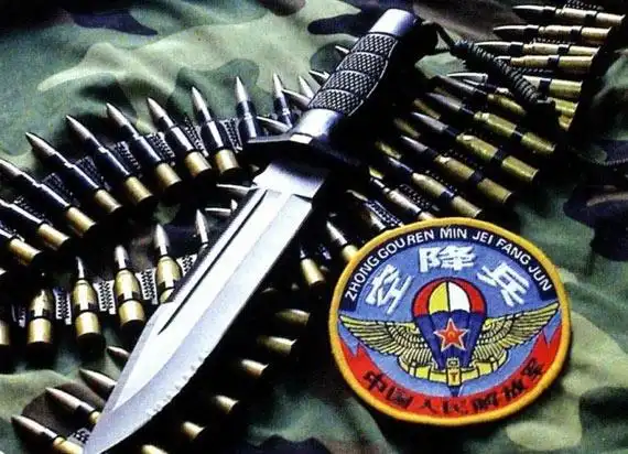 我军空降兵用伞兵刀