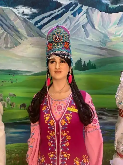 乌孜别克族俄罗斯族维吾尔族达翰尔族离开县城经过一个庙宇,停下来