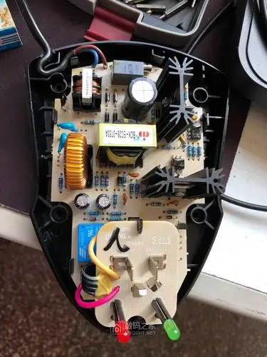 拆解德国博世gsr12v-ec无刷锂电动起子充电器 - 拆机乐园 数码之家