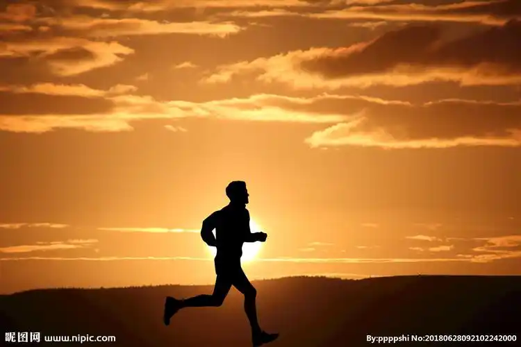 夕阳跑步人物剪影图片