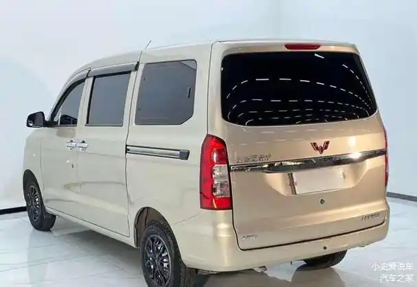 五菱宏光面包车,10月爆冷,销量暴跌34%!农民和农民工没钱了?_车家号_