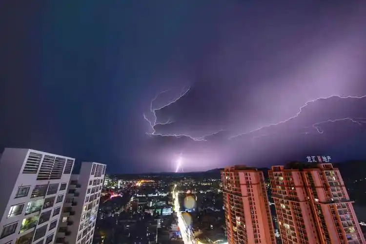 昨晚横县上空的心形闪电你看见了吗