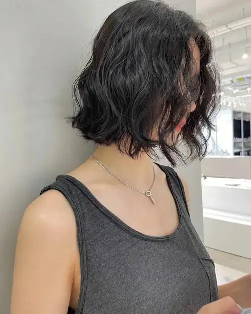 气质短发卷发2022新发型卷发,比较有味道的小姐姐