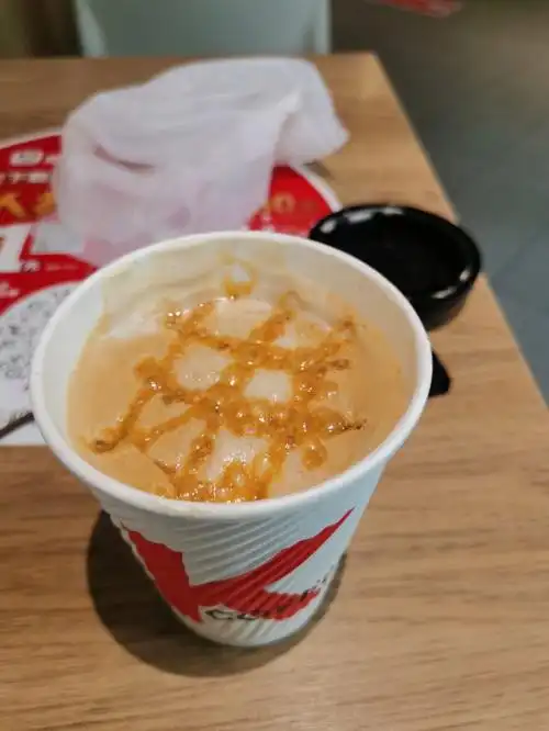 甜甜的,层次也有,可能平时和黑咖啡喝惯了,#肯德基  #焦糖玛奇朵