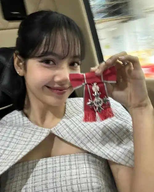 lisa超话0269♀15#lisa主流大奖双冠王#231125 lisa个人 ins