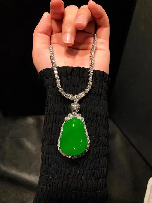 玻璃种纯净帝王绿福瓜