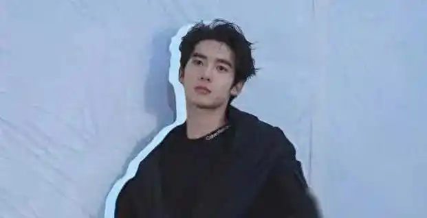 于适新戏《我的阿勒泰》火热来袭,阳光大男孩完美身材吸睛无数