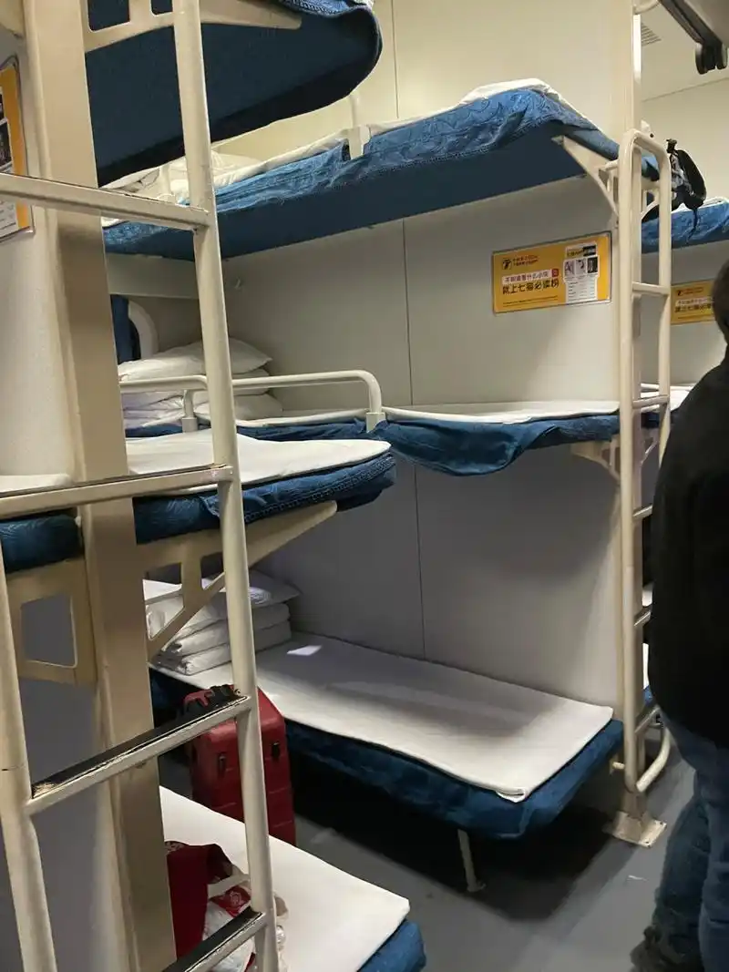 98 女生独自长途出行 乘坐的是08绿皮火车04的话 	 建议买硬卧