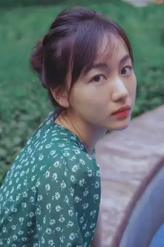 《山月不知心底事》热播演员夏恩全新写真曝光 碎花长裙清新俏皮