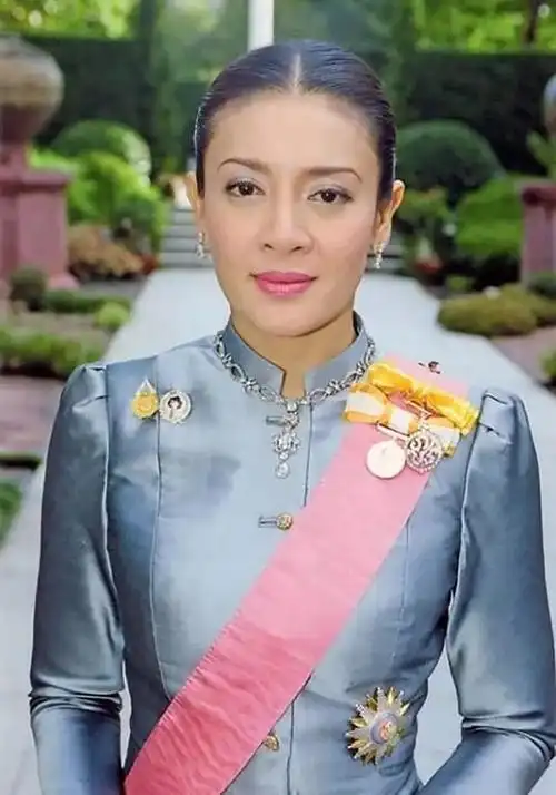 泰国前王妃西拉米飞上枝头变凤凰43岁被废后关押寺庙下场凄凉