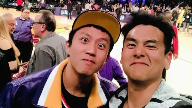 邓超和彭于晏看球,调侃他法令纹太深,彭于晏:我是用心良苦