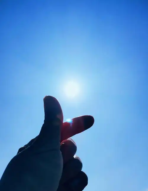 好天气好太阳,逆光手势 - 指缝里的阳光1 - 图虫
