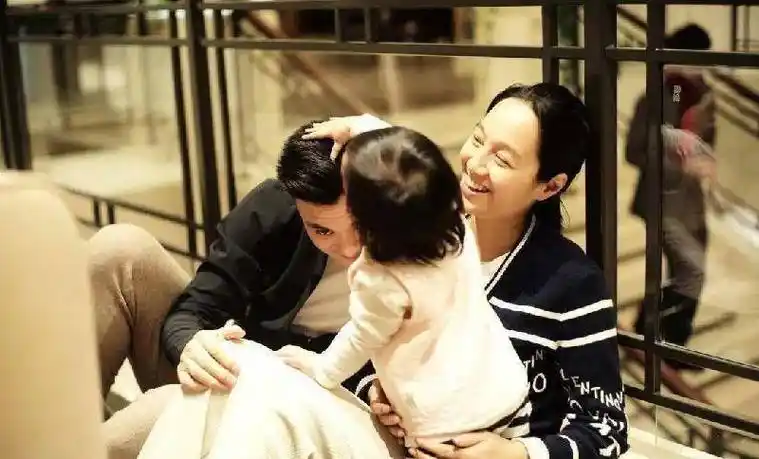 原创新一代"岩男郎"周一围,凭实力娶小女人朱丹,儿女双全婚姻幸福