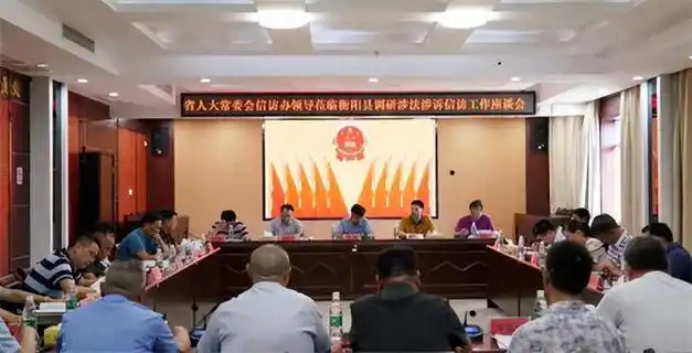 湖南县长下乡视察无视村妇拦路告状,照片曝光,县长回应遭质疑