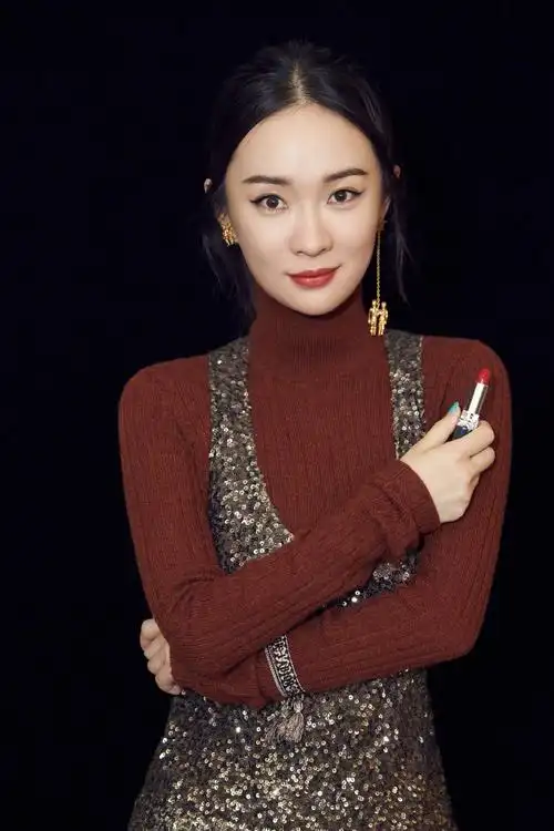 原创霍思燕暗红色高领针织衫搭配亮片背心短裙性感妩媚,金色耳环抢眼