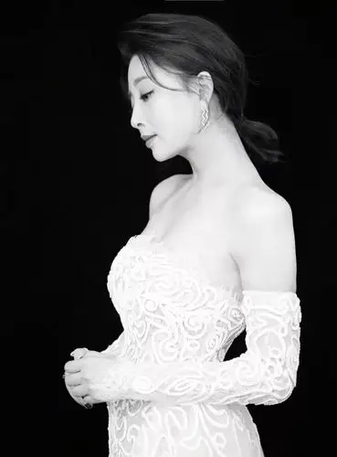 她是军艺校花之首前夫入狱六年年近40完结大满贯视后