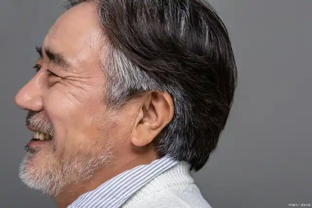 两鬓白发还能变黑吗