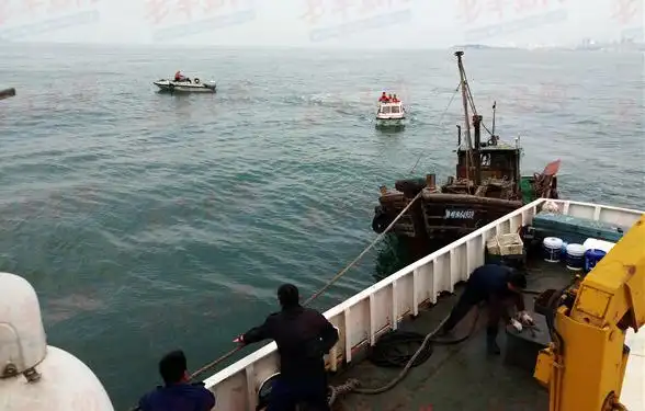 执法船拖带涉嫌暴力抗法的鲁崂渔64959船